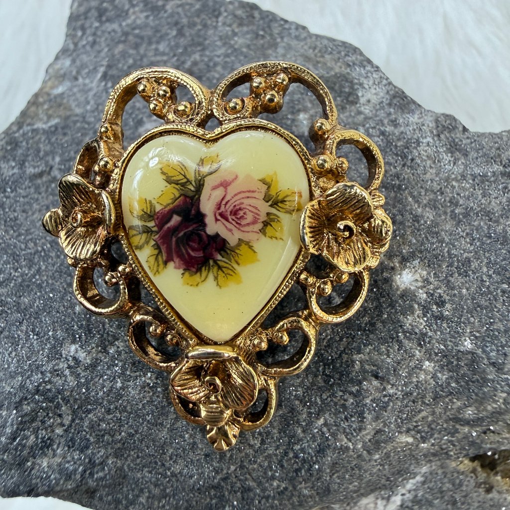 1928 Victorian Style Filigree Heart W Porcelain Center Flowers Brooch Gold Tone 14$